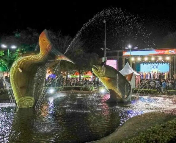 Palco do Festival de Inverno de Bonito com público durante apresentação musical