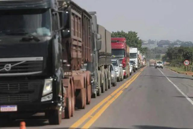 Caminhão de carga abordado pela fiscalização em rodovia brasileira