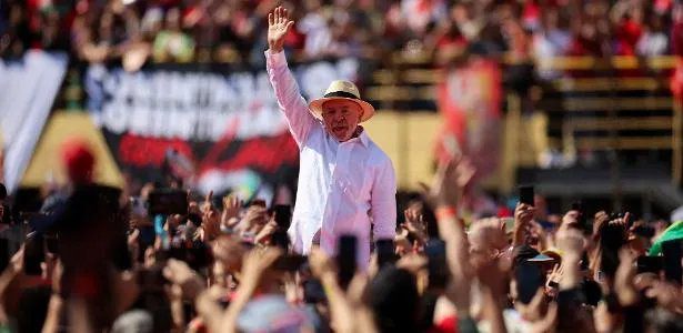 Lula acena para a multidão durante comício em São Bernardo do Campo