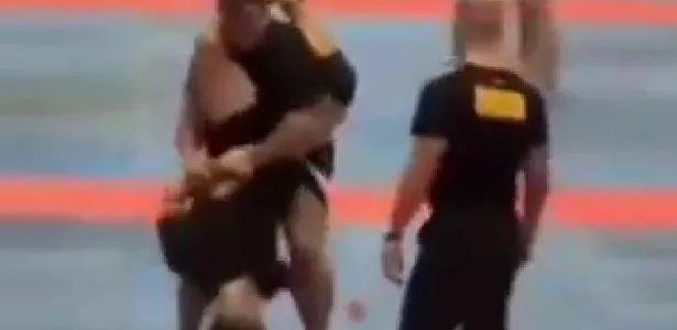 Lutador de jiu-jítsu recebendo atendimento médico no tatame após lesão
