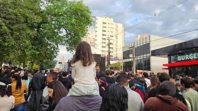 Fiéis caminham sob chuva na Marcha para Jesus em Campo Grande