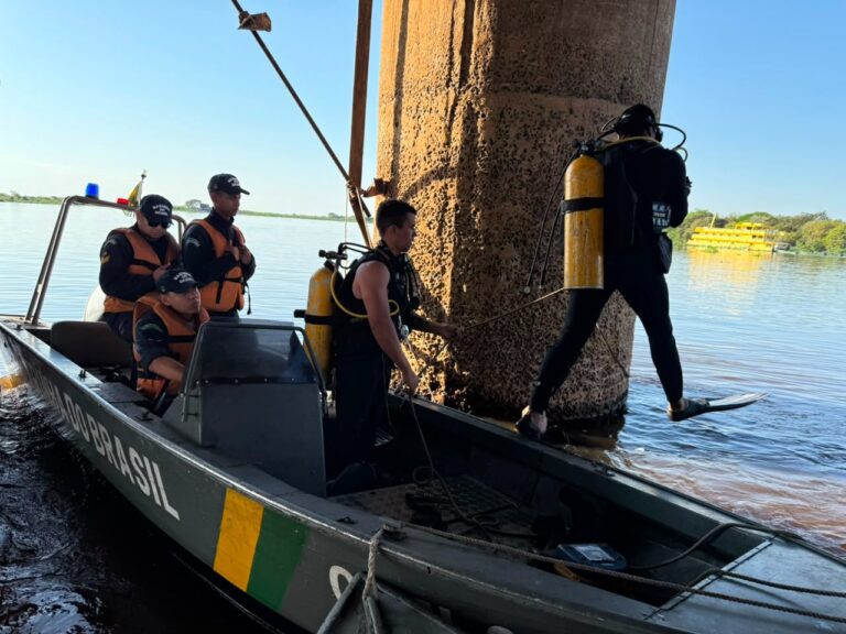 Marinha mobiliza navio e mergulhadores para limpar captação de água em Corumbá