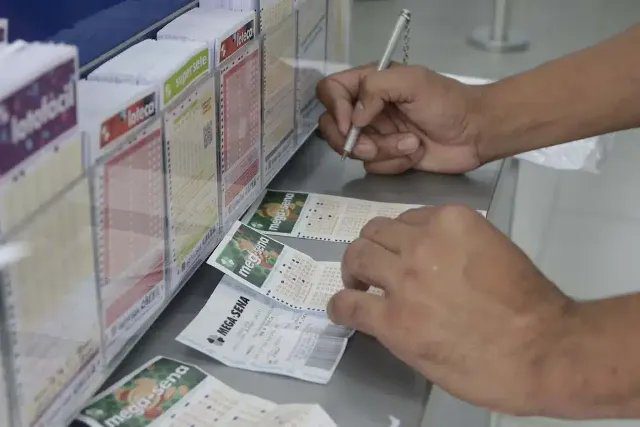Bolas da Mega-Sena com números sorteados e fundo com confetes