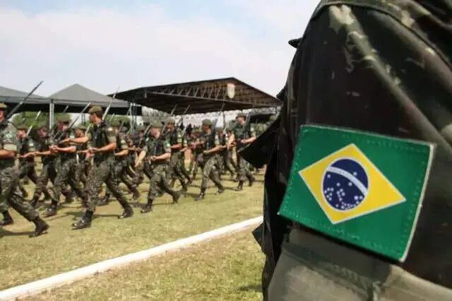 Soldados do Exército Brasileiro em formação, representando o apoio militar às eleições.