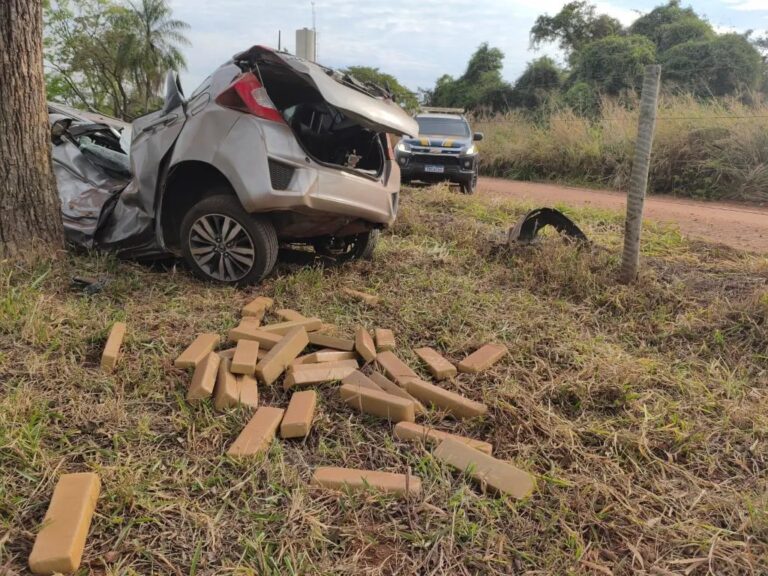 Carro tombado com tabletes de maconha espalhados em local de acidente na BR-158