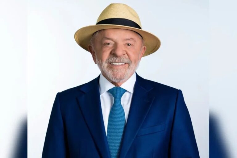 Foto oficial de Lula usando chapéu