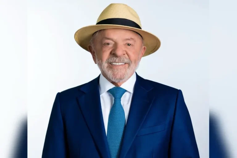 Foto oficial de Lula usando chapéu