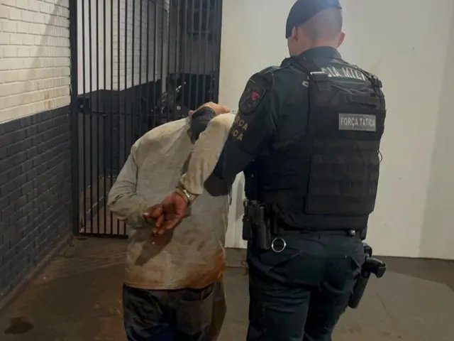 Jovem indígena em presídio, retratado com dignidade e respeito à sua identidade