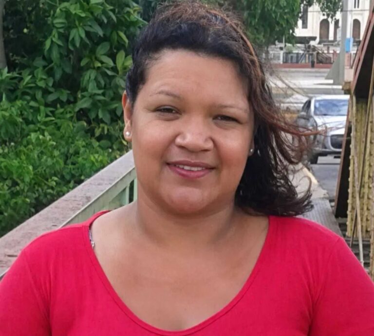 Viatura policial em frente à residência onde ocorreu o feminicídio em Aquidauana
