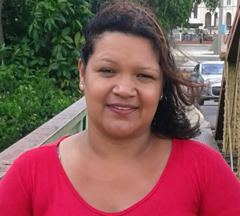 Viatura policial em frente à residência onde ocorreu o feminicídio em Aquidauana