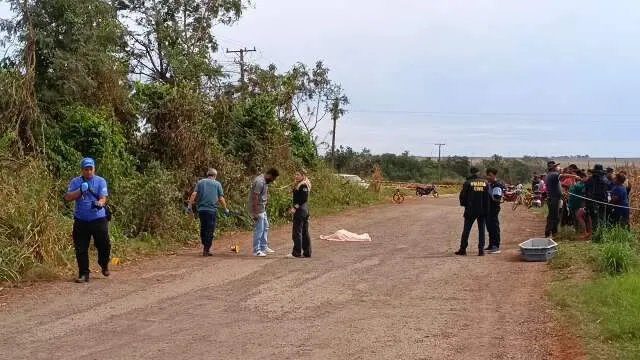 Viatura policial em estrada vicinal onde um homicídio é investigado em Dourados