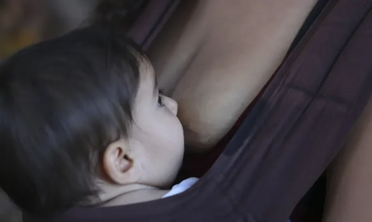 Amamentação reduz risco de doença cardiovascular nas mães, diz SBC