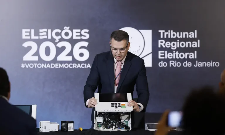 TRE-RJ defende segurança da urna eletrônica em apresentação pública