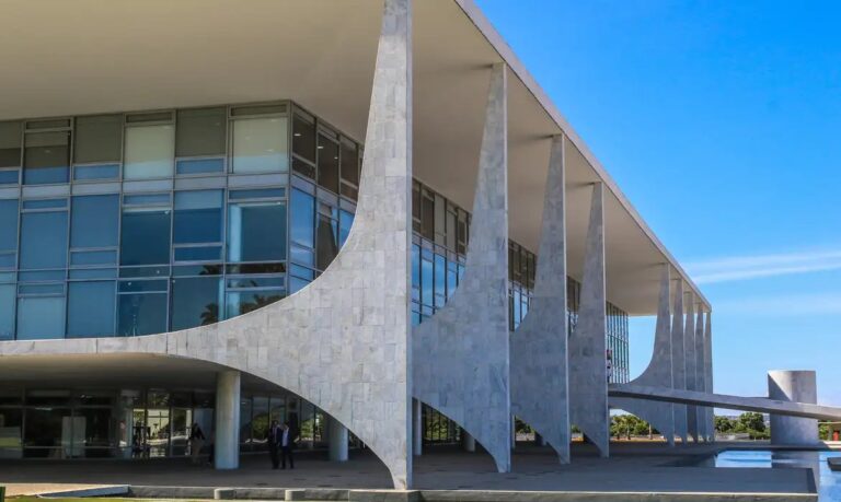 Brasil repudia revogação de visto da embaixadora em Washington e critica ação dos EUA