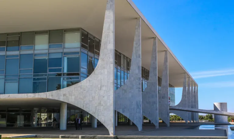 Brasil repudia revogação de visto da embaixadora em Washington e critica ação dos EUA