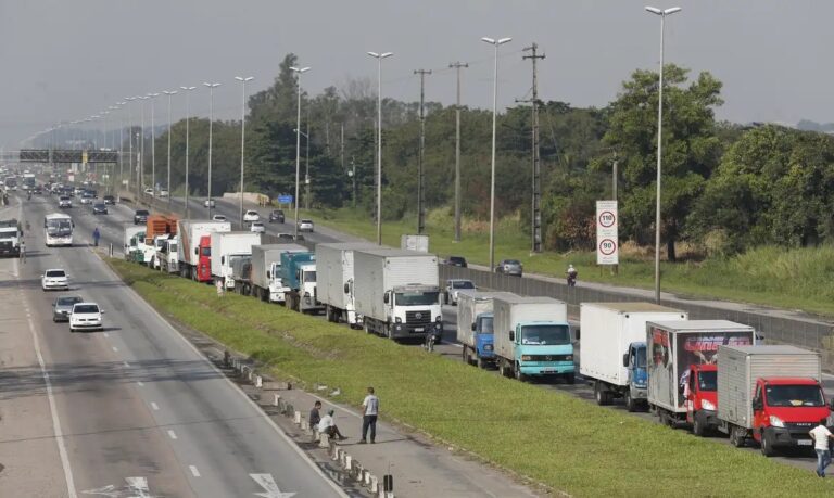 Lei sancionada endurece regras para frete abaixo do piso e prevê multa de R$ 1 mi