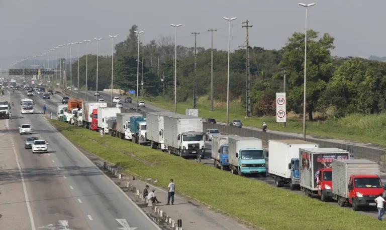 Lei garante frete mínimo e exige CIOT para bloquear contratações irregulares nas rodovias