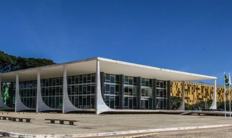 Dino determina investigação da PF sobre R$ 55,4 milhões em emendas Pix