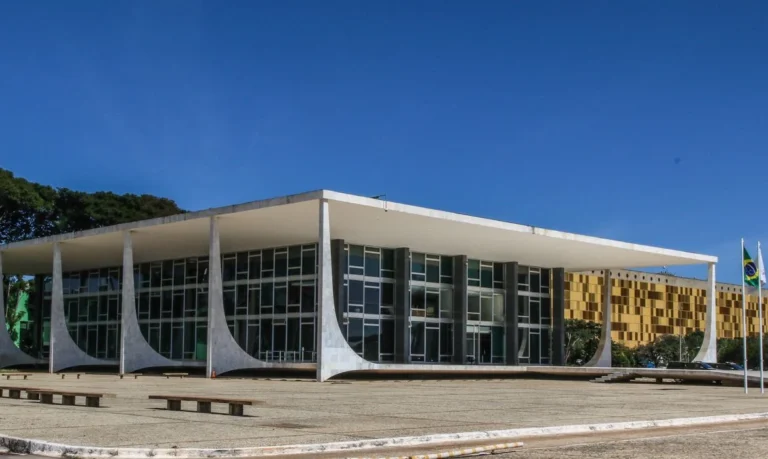 Dino determina investigação da PF sobre R$ 55,4 milhões em emendas Pix