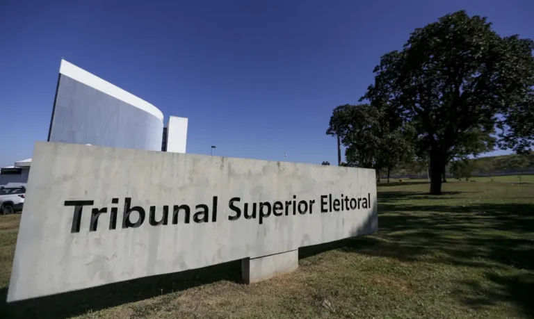 TSE anuncia conselho para monitorar desinformação e IA durante a campanha eleitoral