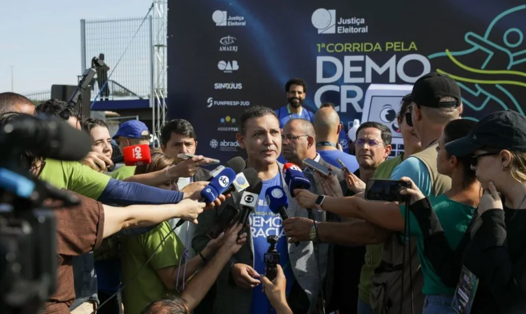 Justiça Eleitoral diz que urna eletrônica é mostrada ao público e explicada