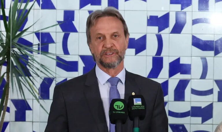 Líder do PT é atendido após mal-estar e Câmara adia votações