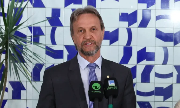 Líder do PT é atendido após mal-estar e Câmara adia votações
