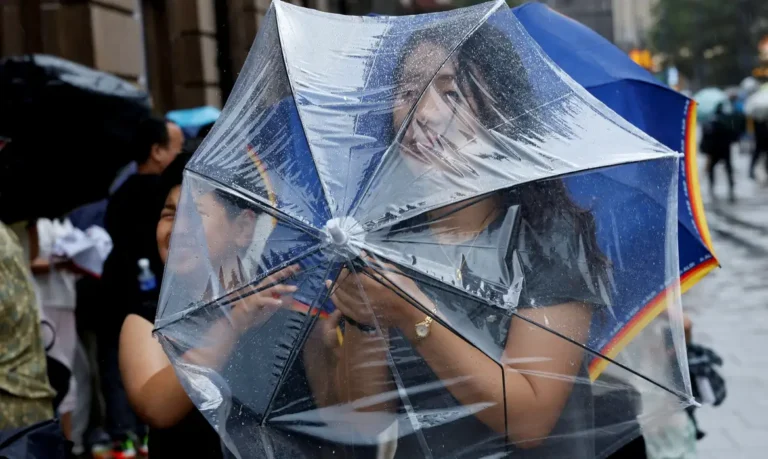 Chuva forte atinge Pequim e causa inundações após passagem do tufão Dolphin