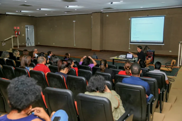 Comissão mobiliza gestores para construir Plano Municipal de Educação em Corumbá