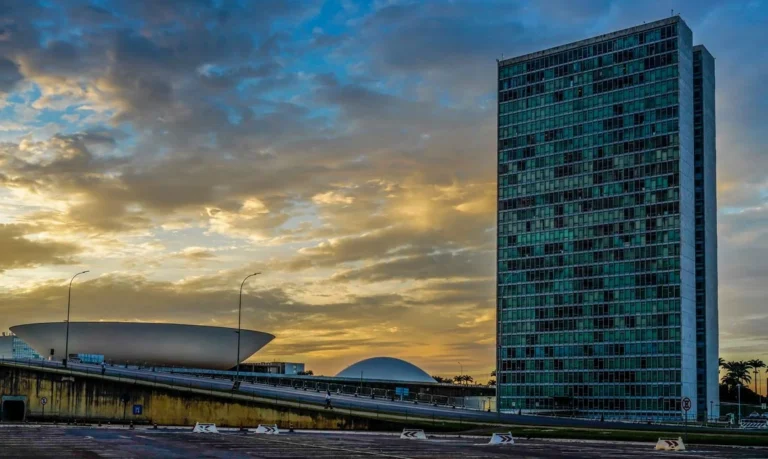Câmara aprova redução de impostos para combustíveis e amplia benefícios fiscais