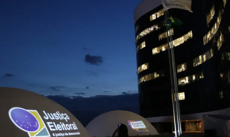 TSE investiga filiação de Flávio Bolsonaro e afirma que não houve hackeamento