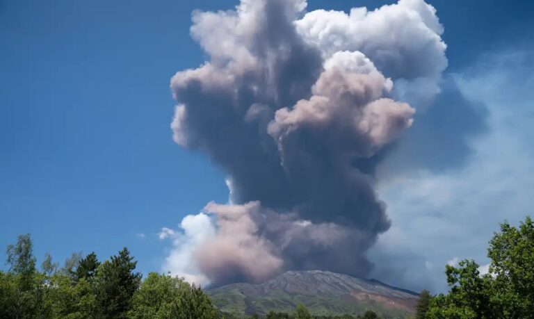 Aeroporto de Catânia é mantido fechado por cinzas do Etna