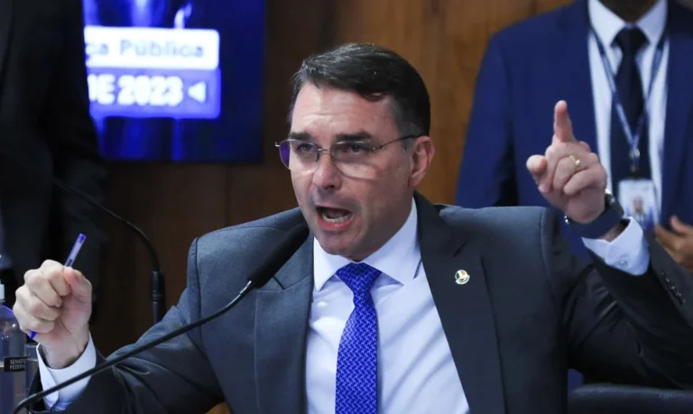 Missão pede investigação sobre filiação falsa de Flávio Bolsonaro ao PL