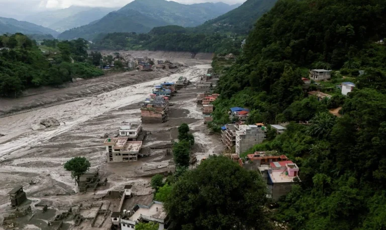 Nepal monitora dois lagos e mantém alerta por risco de enchentes