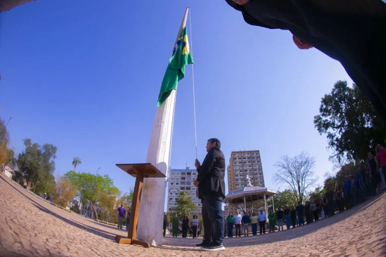 Hasteamento da bandeira marca abertura da Semana da Pátria no Jardim da Independência