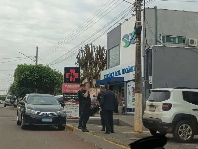 Policiais durante operação de busca e apreensão em clínica médica em Mato Grosso do Sul