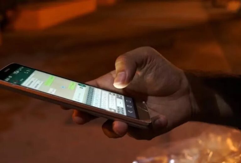 Mesa com 212 celulares recuperados pela Polícia Civil de MS prontos para devolução