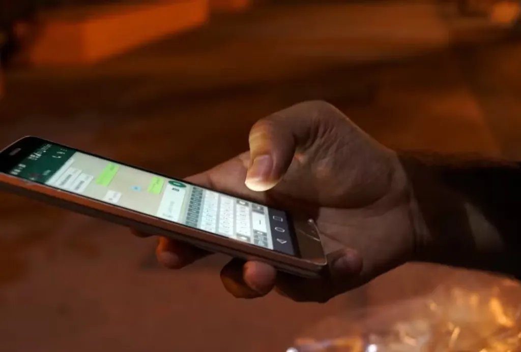Mesa com 212 celulares recuperados pela Polícia Civil de MS prontos para devolução