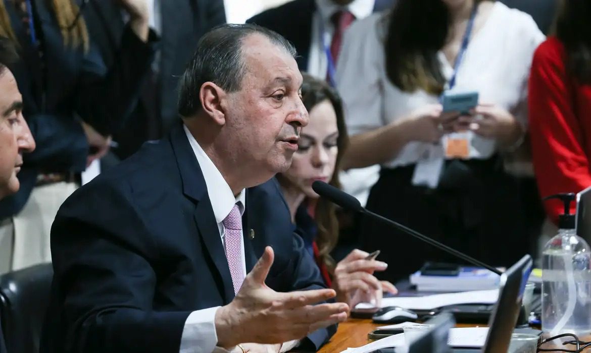 PEC 6×1: relator aprova fim da escala e jornada de 40 horas