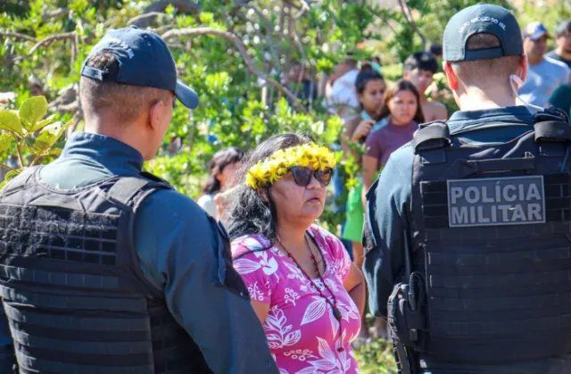 Policial civil dialogando com comunidade indígena em aldeia