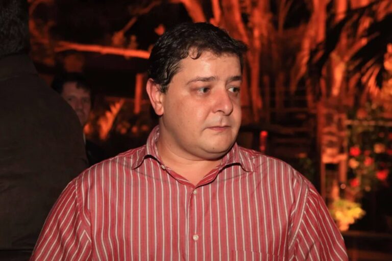 Prédio da Polícia Federal em Brasília e documentos confidenciais sobre uma mesa