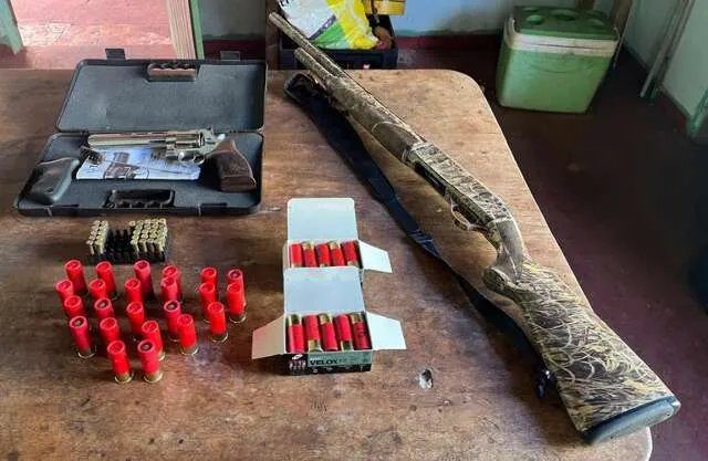 Agente da Polícia Federal mostra espingarda e munições apreendidas durante operação em Campo Grande