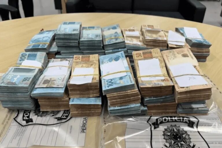 Mala aberta com dinheiro apreendido pela Polícia Federal em aeroporto