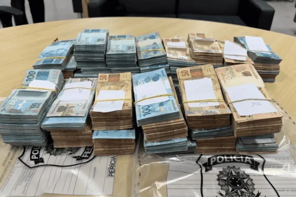 Mala aberta com dinheiro apreendido pela Polícia Federal em aeroporto