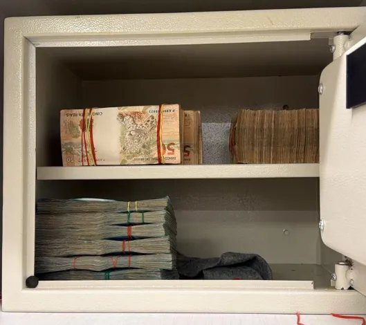 Agentes da Polícia Federal durante a Operação Little Bag em Dourados