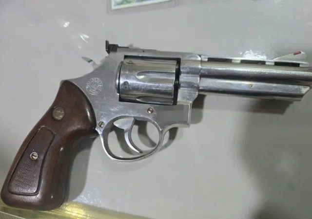 Polícia Federal durante operação em fábrica clandestina de cigarros que mantinha paraguaios em trabalho escravo