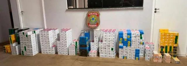 Policiais federais inspecionam caixas com celulares contrabandeados durante operação em Ponta Porã
