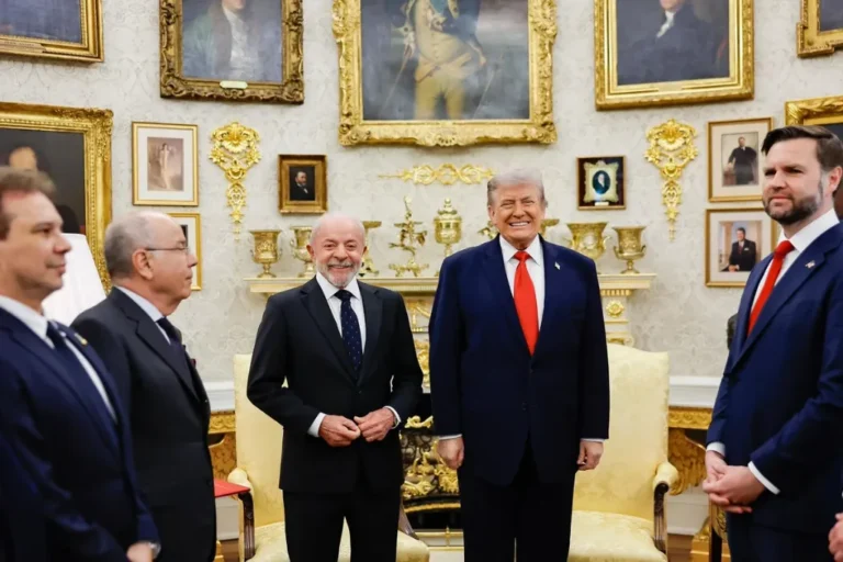 Lula e Trump apertam as mãos em encontro diplomático com bandeiras ao fundo