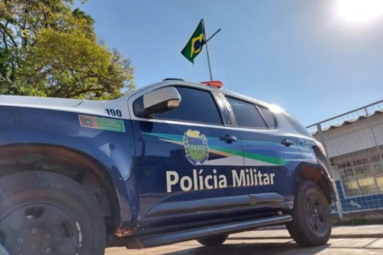 Viatura da Polícia Militar em rodovia durante ocorrência noturna com luzes de sirene