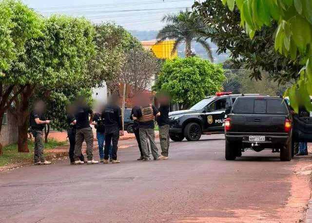 Caminhonete preta e viaturas policiais em operação em Maracaju